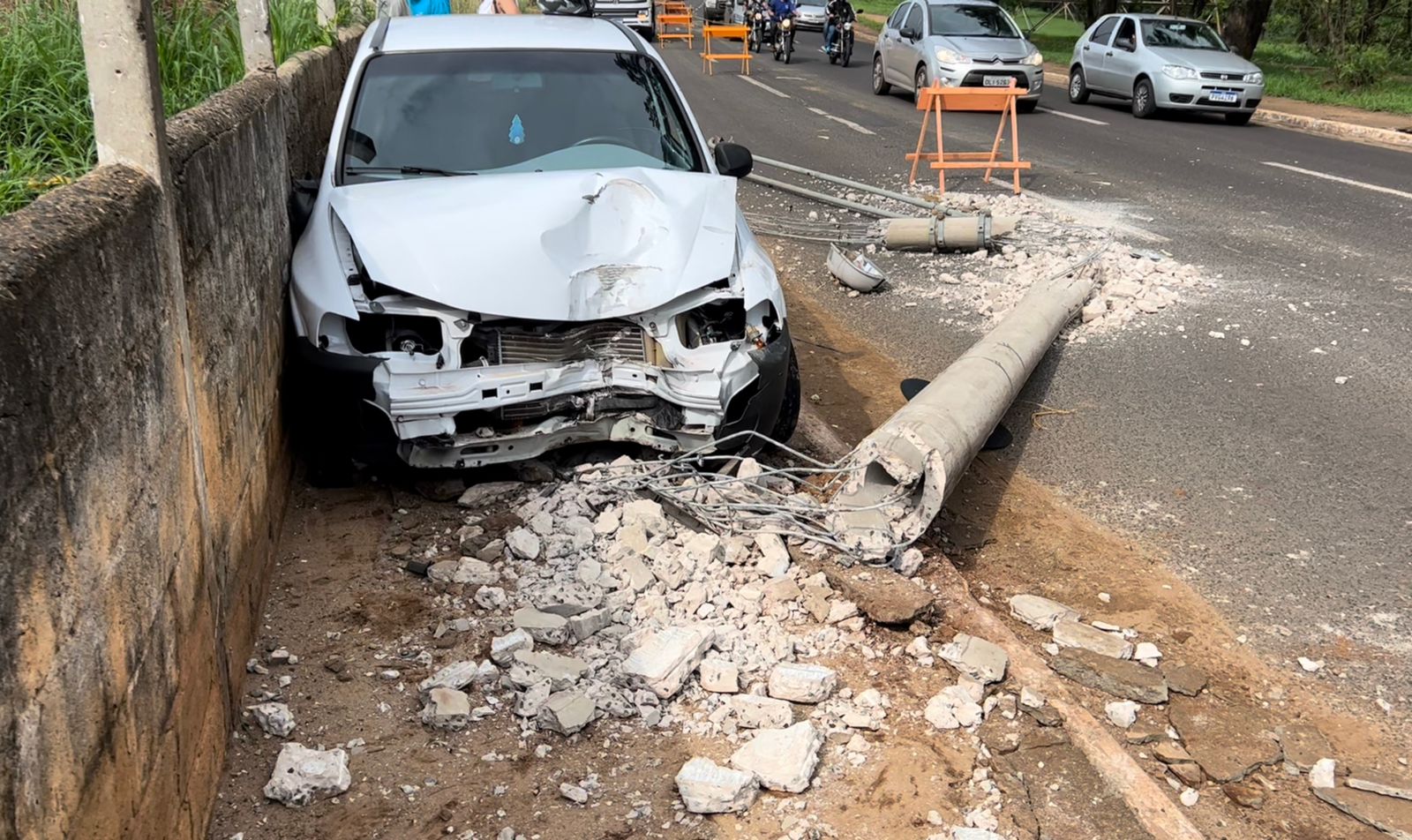 Motorista Derruba Poste Após Se Assutar Com Inseto Na Via Norte, Em RP ...